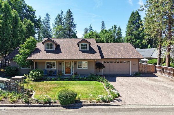 1025 Anglers Place, Shady Cove, OR 97539